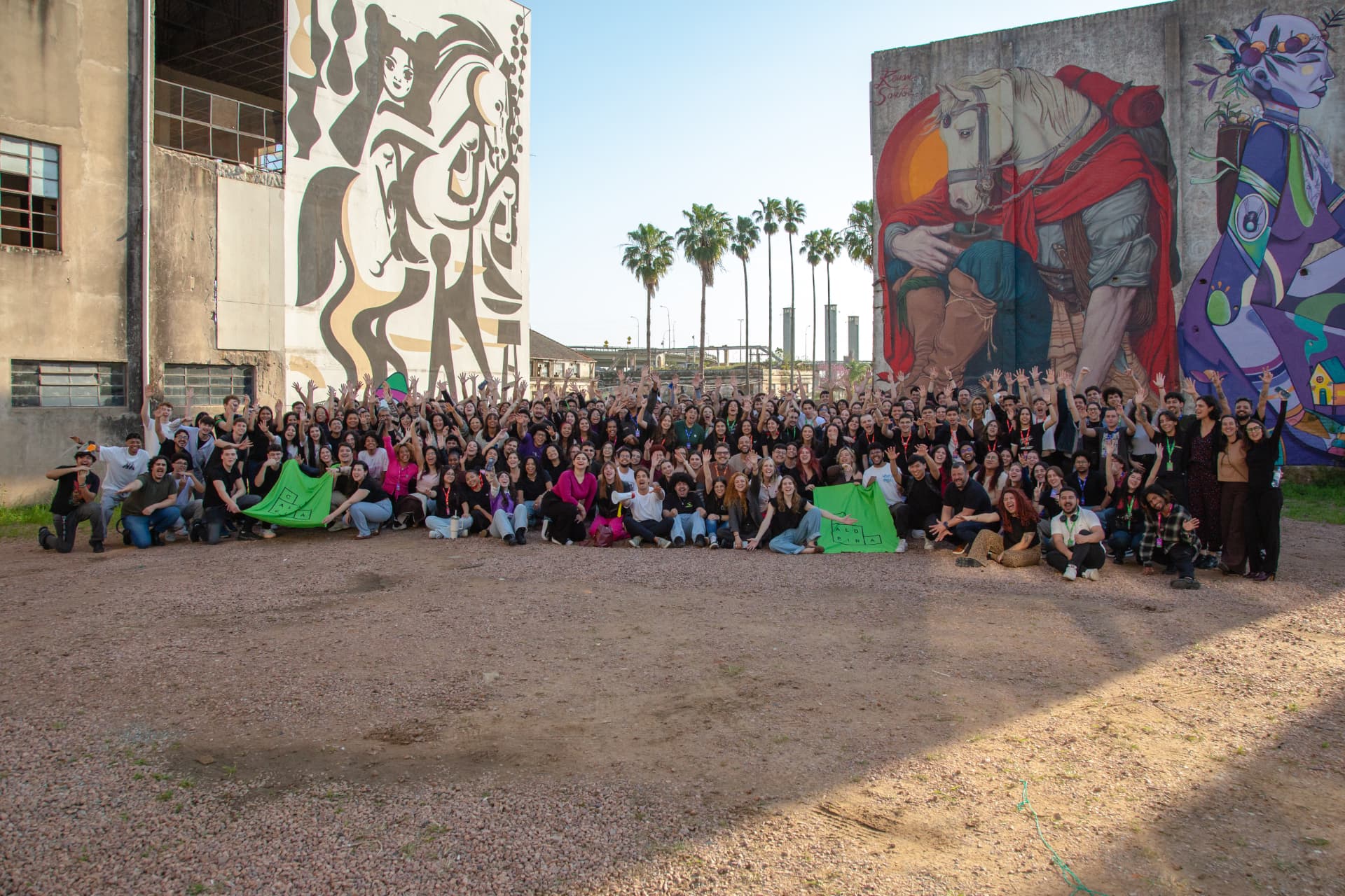 Comunidade reunida no pátio do Instituto Caldeira entre murais de arte